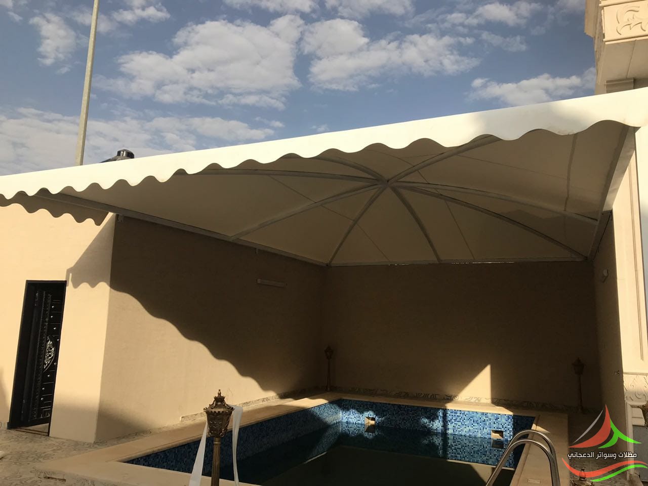 مظلات المسابح