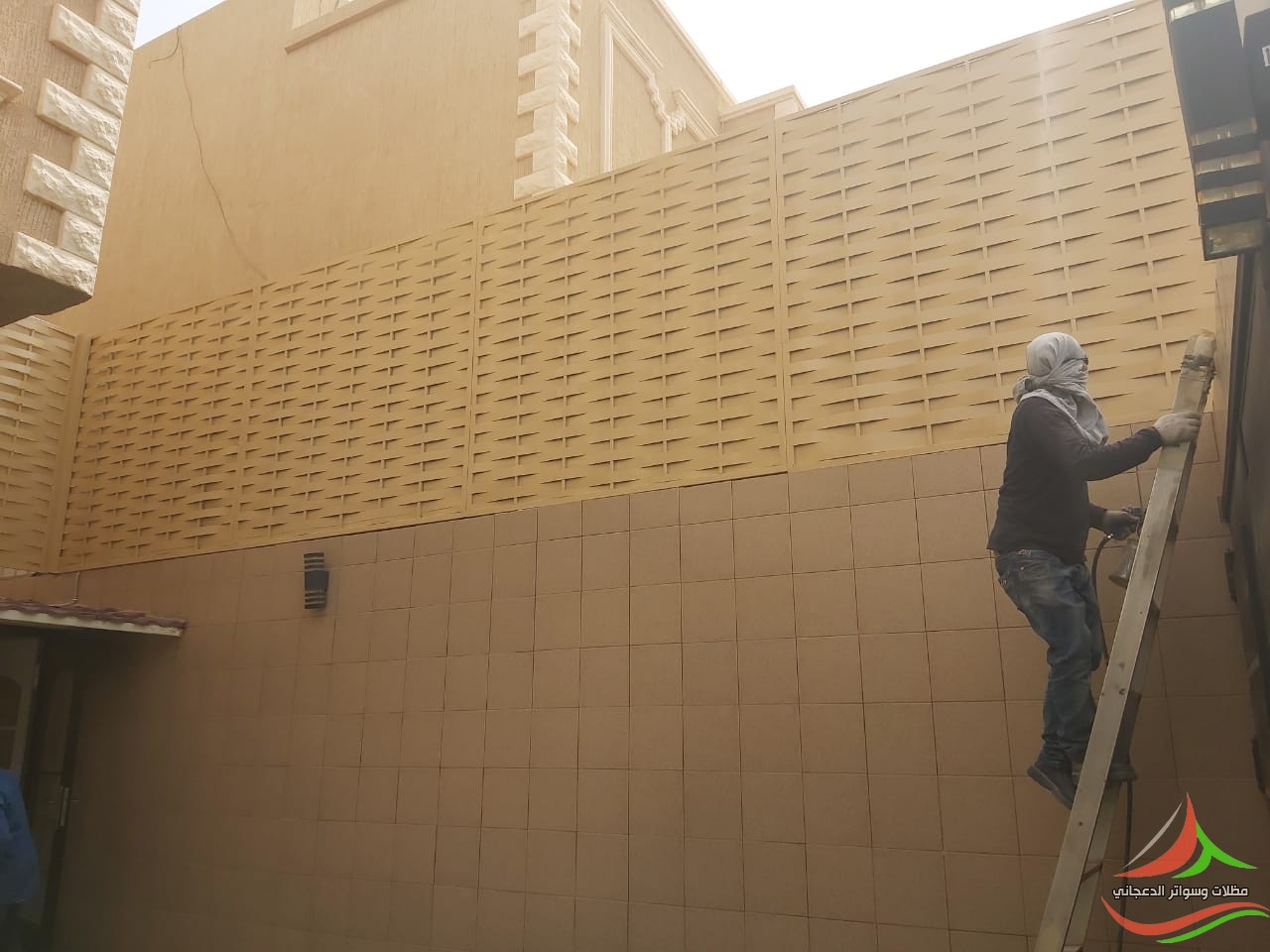 سواتر حديد مجدول اثناء التركيب