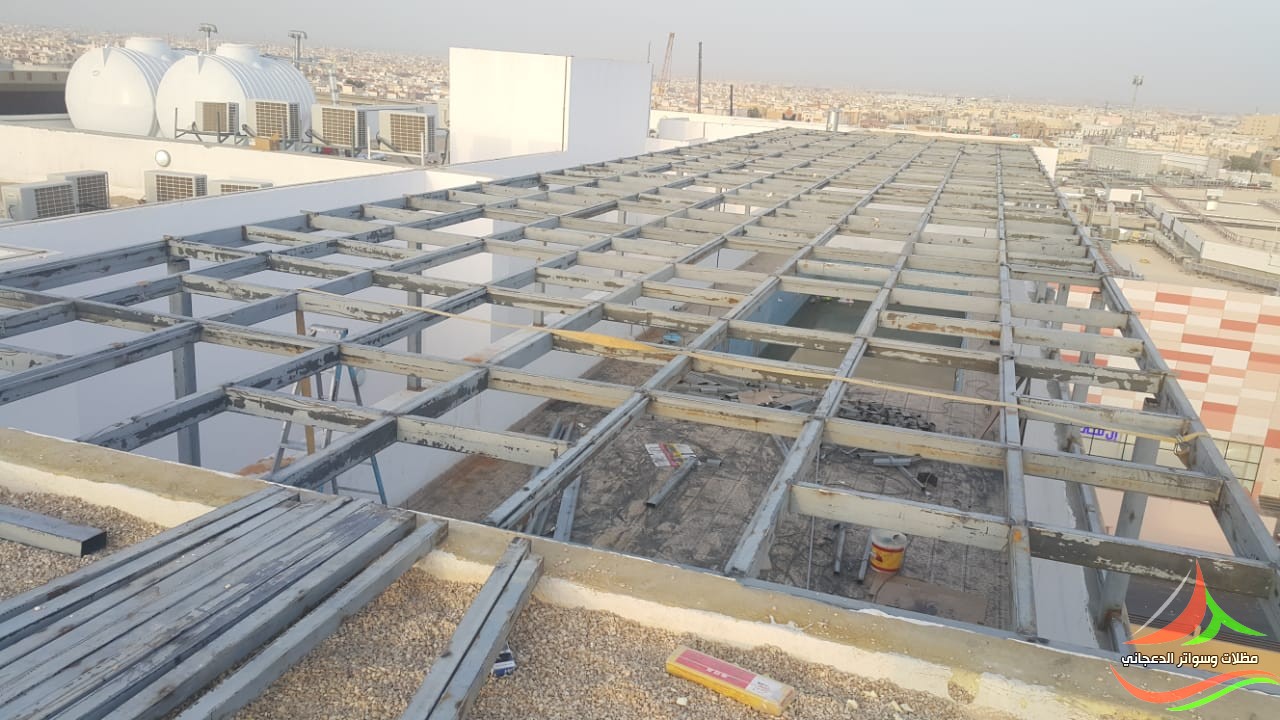 مظلات حديد للمسابح اثناء التركيب